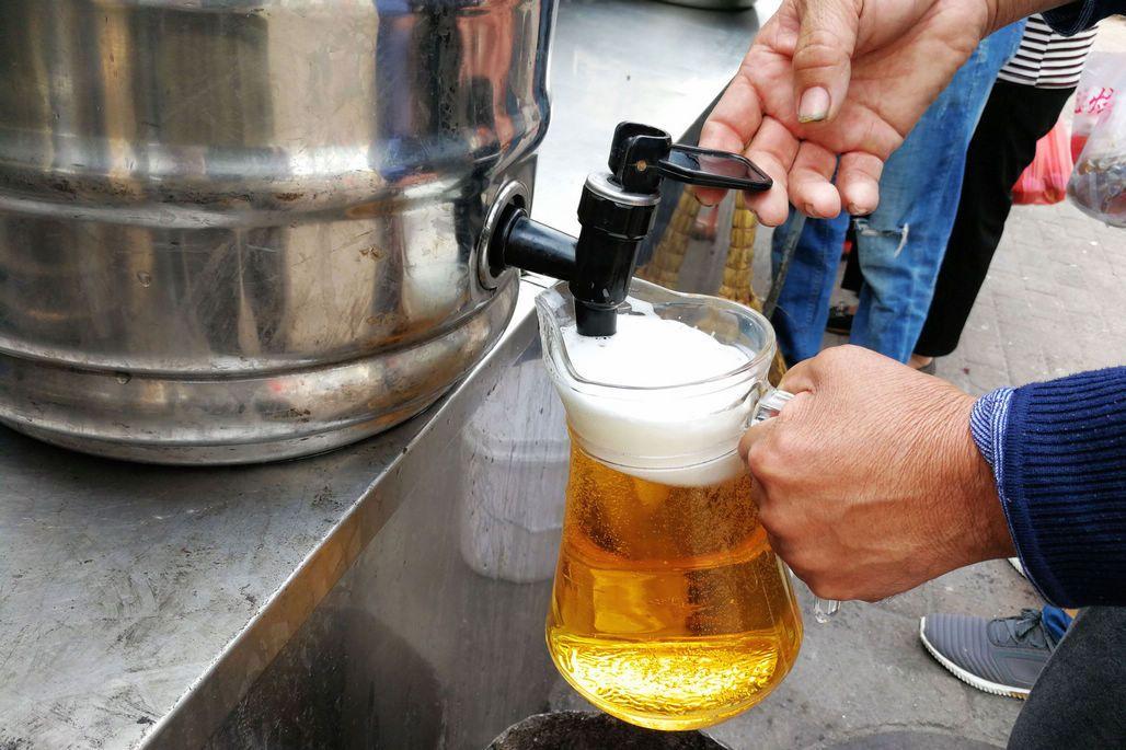青岛人喝扎啤的季节来临 一扎散啤 几碟小海鲜 三五朋友享受人生