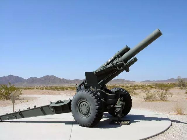 陈列着一门美制m1a1式(后改称m114式)155毫米榴弹炮