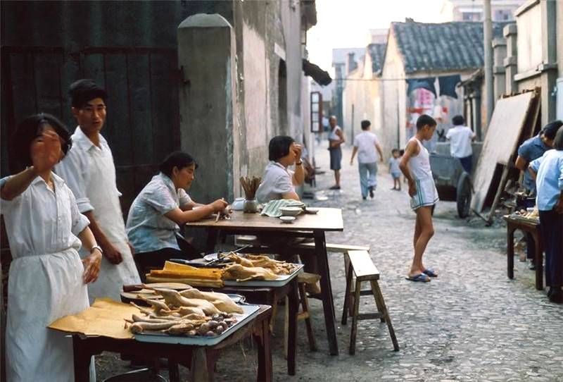 1983年中国珍贵历史 老照片,矜持的 男女关系,拉风的 警察大哥!